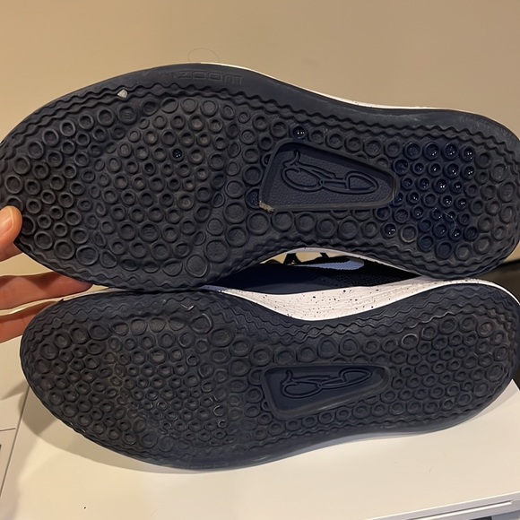 Nike women’s basketball shoe 8 1/2 - Picture 6 of 6